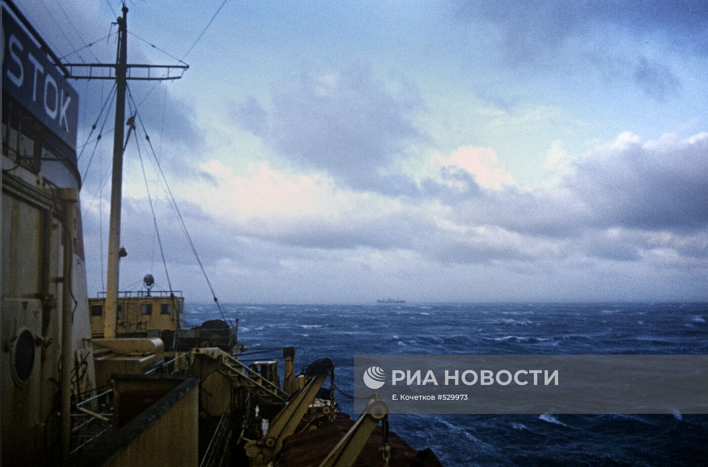 Ледокол "Владивосток" в открытом море