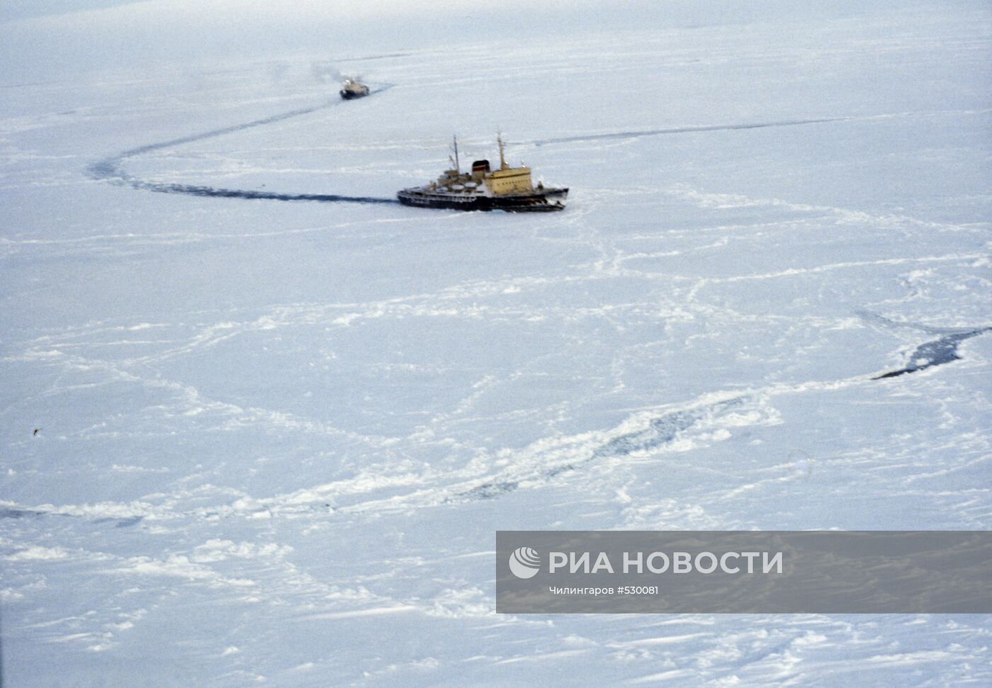 Ледокол "Владивосток" и судно "Михаил Сомов"
