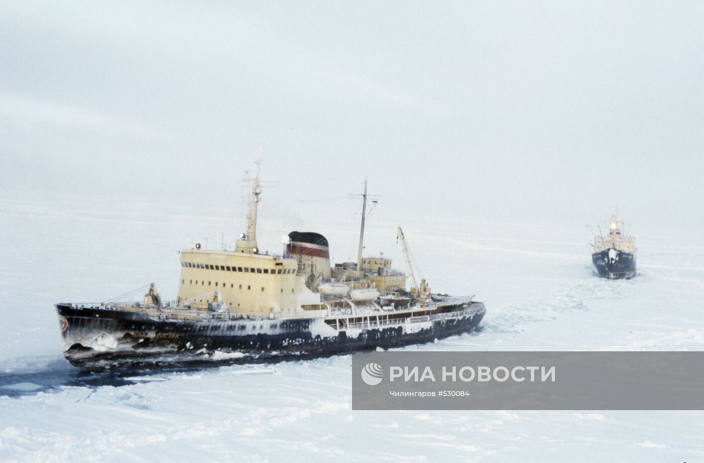 Ледокол "Владивосток" и судно "Михаил Сомов"