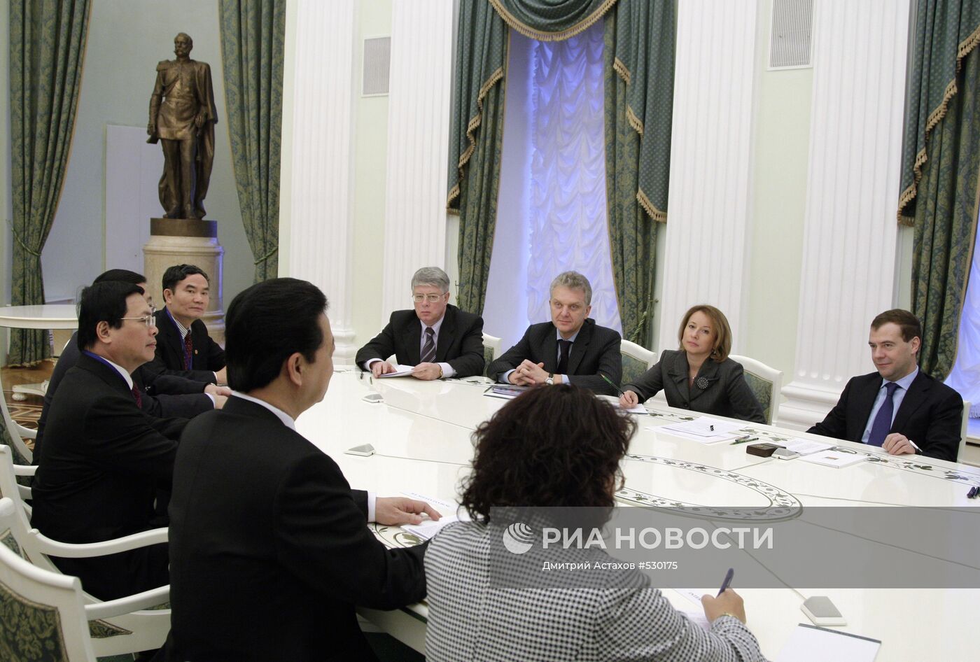 Д.Медведев принял в Кремле Н.Т.Зунга