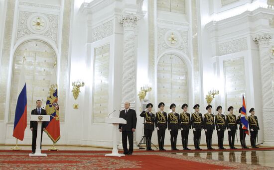 Д.Медведев вручил знамя СВР и личный штандарт М.Фрадкову