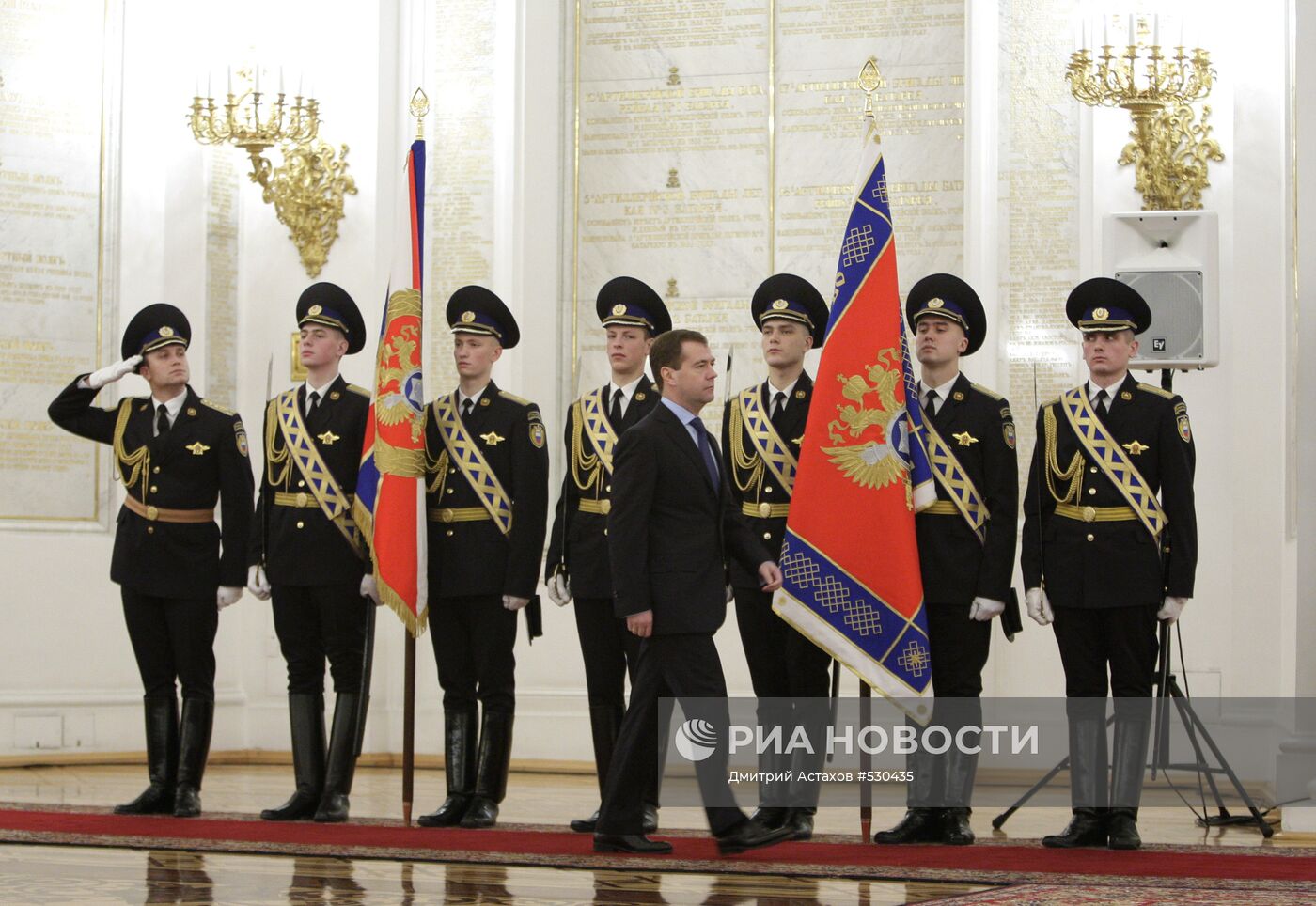 Д.Медведев вручил знамя СВР и личный штандарт М.Фрадкову