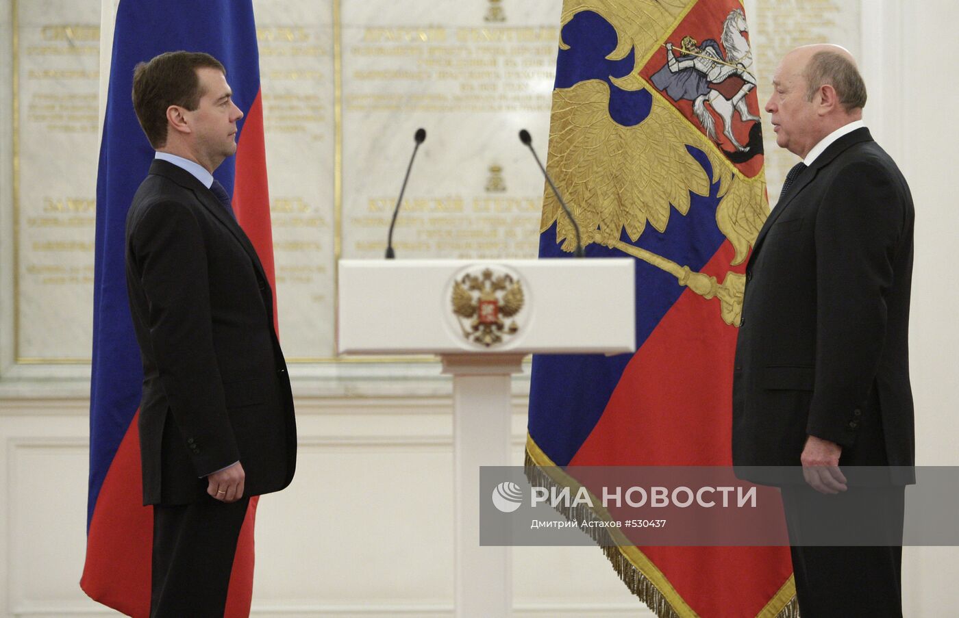 Д.Медведев вручил знамя СВР и личный штандарт М.Фрадкову