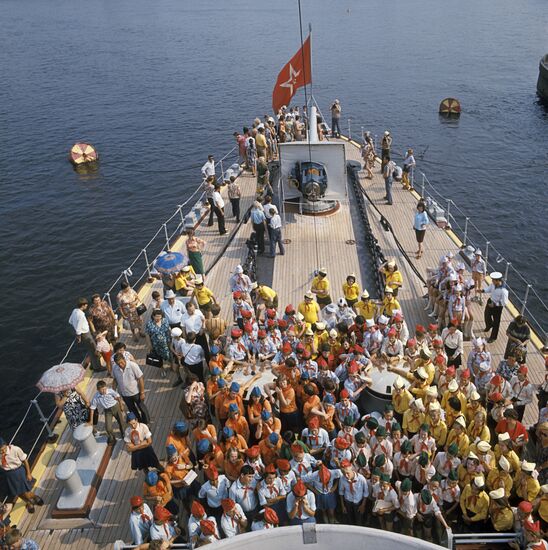 Экскурсия пионеров на крейсер "Аврора"