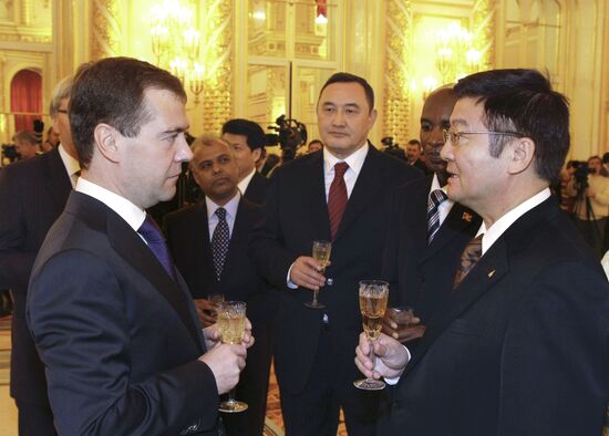 Д.Медведев принял верительные грамоты новых послов в РФ