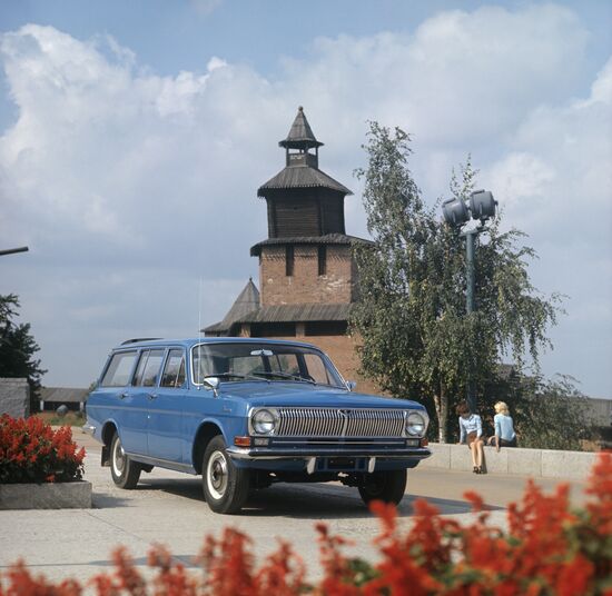 Автомобиль "ГАЗ-24-02"