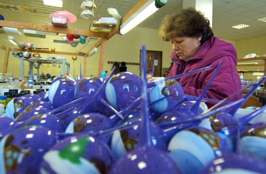 Производство елочных игрушек в Великом Новгороде