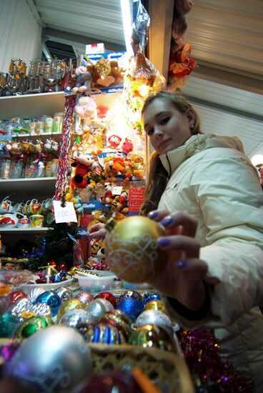 Продажа елочных игрушек в Великом Новгороде