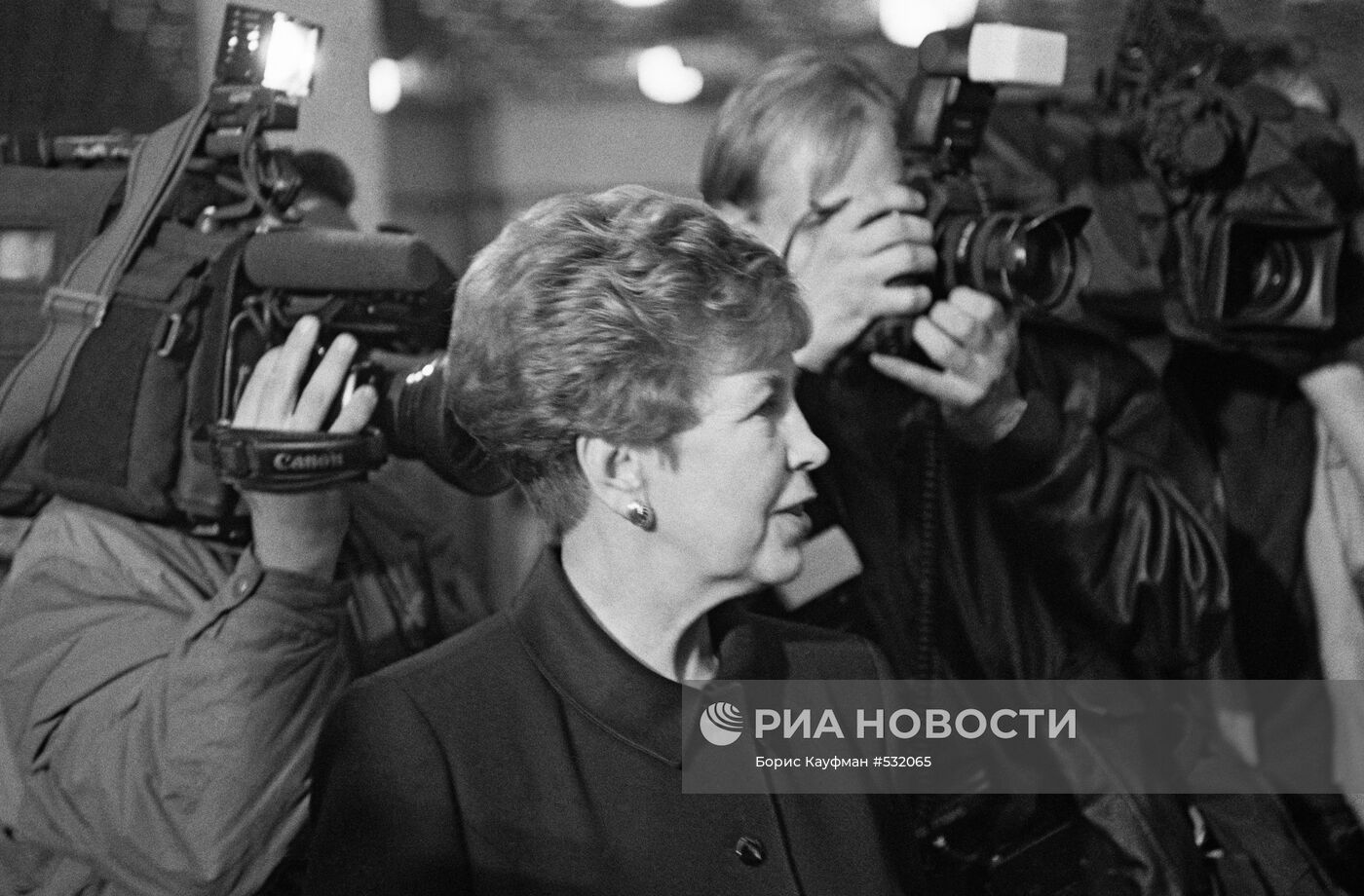 Раиса Горбачева в окружении фотокорреспондентов