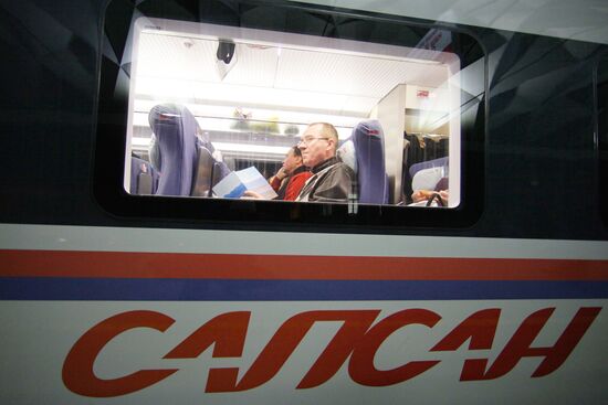 Первый коммерческий рейс высокоскоростного поезда "Сапсан"