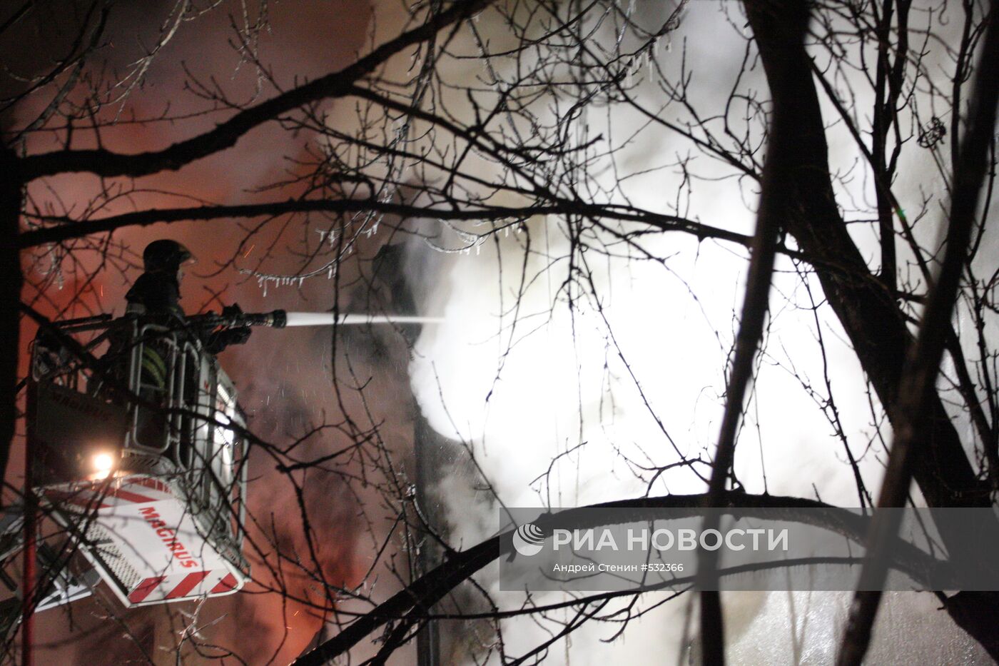 Крупный пожар в жилом доме старой постройки в центре Москвы