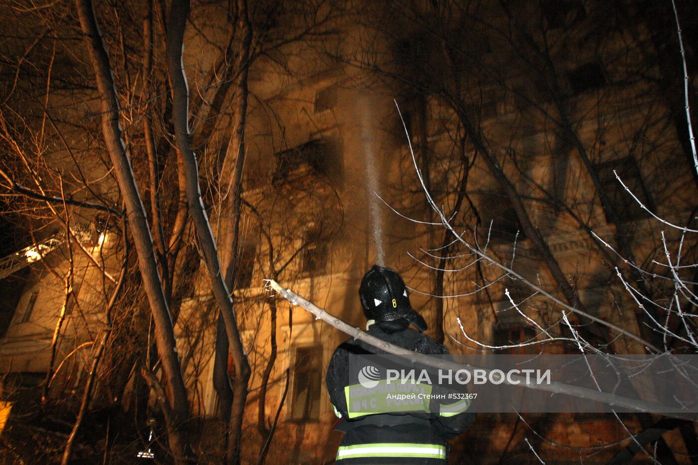 Крупный пожар в жилом доме старой постройки в центре Москвы