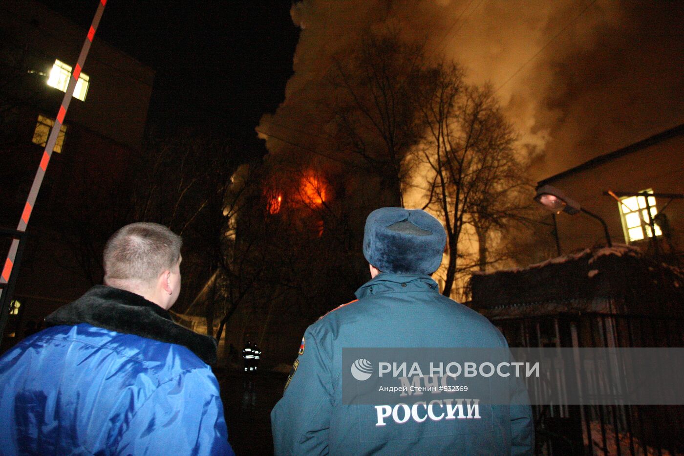 Крупный пожар в жилом доме старой постройки в центре Москвы