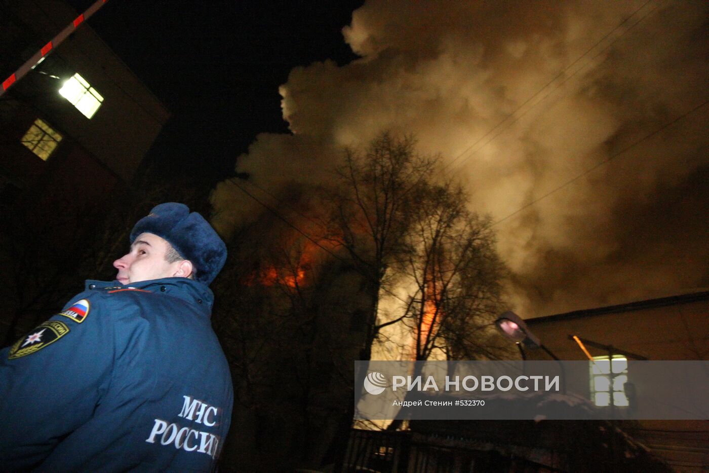 Крупный пожар в жилом доме старой постройки в центре Москвы