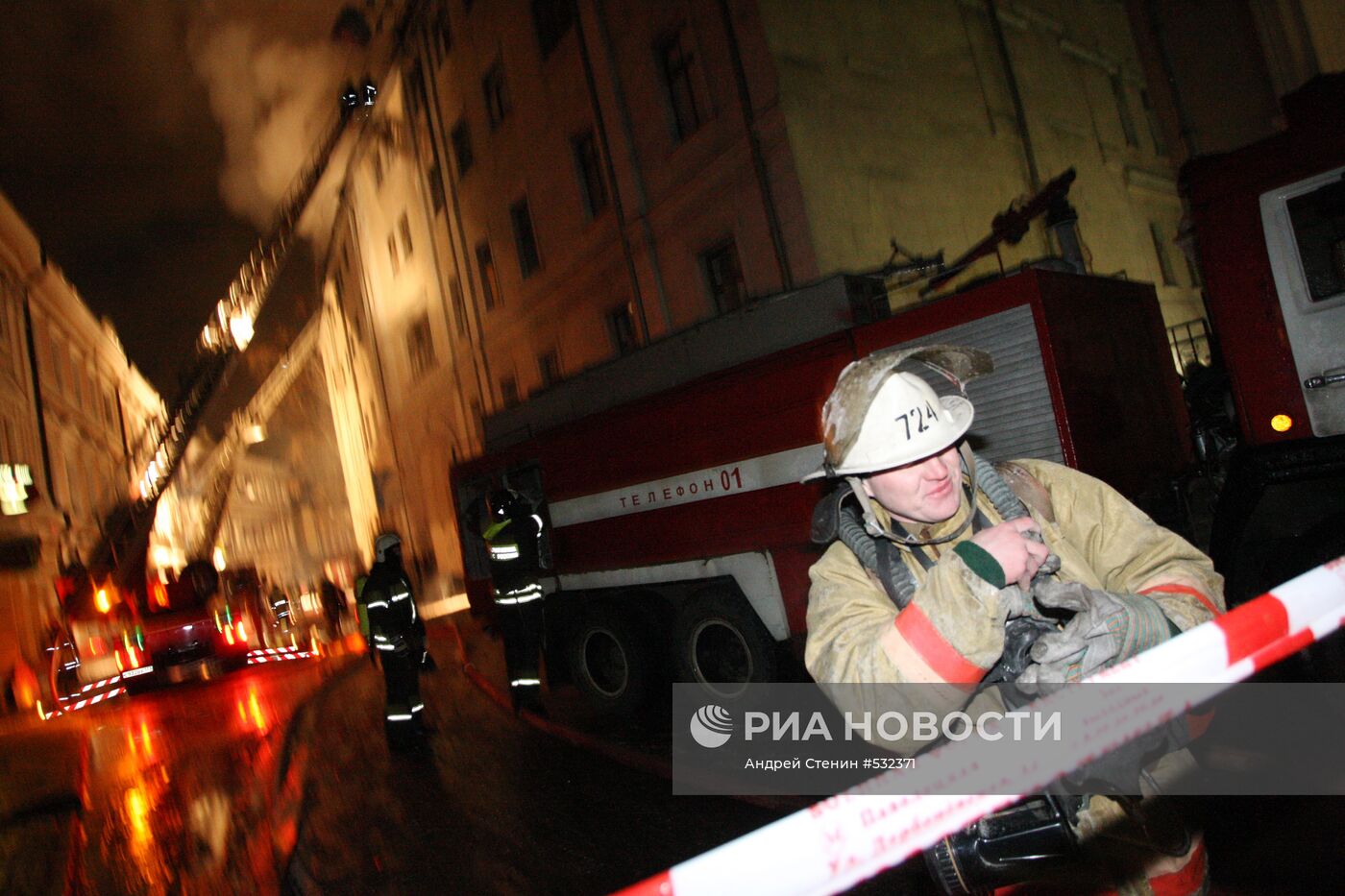 Крупный пожар в жилом доме старой постройки в центре Москвы