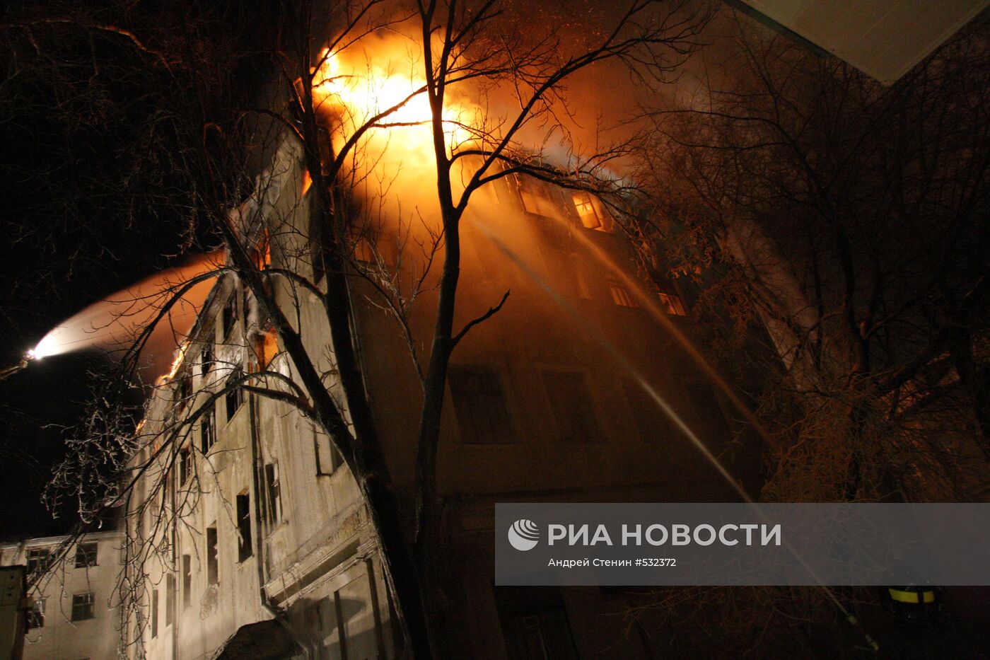 Крупный пожар в жилом доме старой постройки в центре Москвы