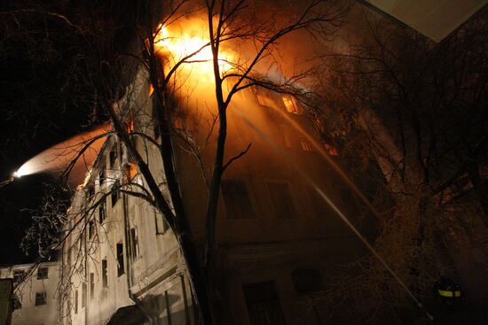 Крупный пожар в жилом доме старой постройки в центре Москвы