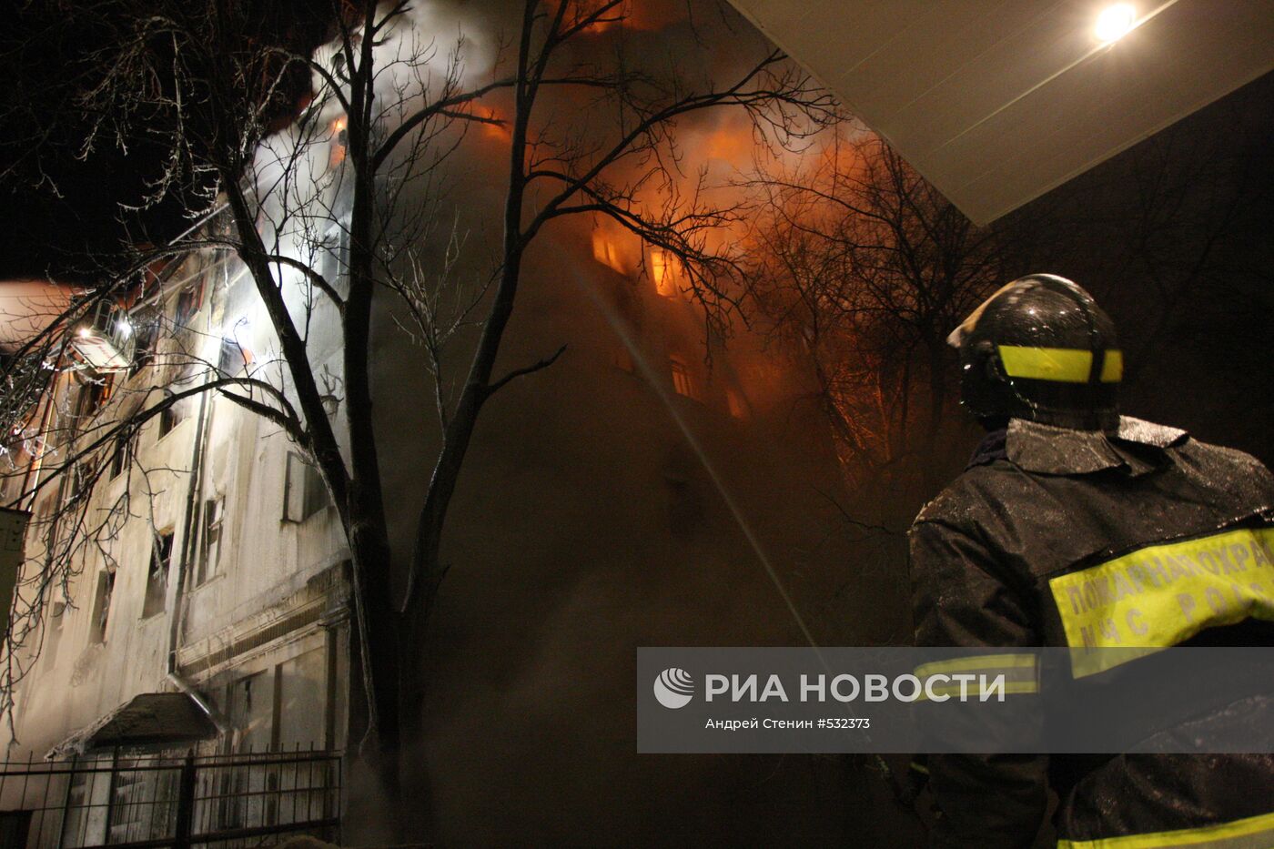 Крупный пожар в жилом доме старой постройки в центре Москвы