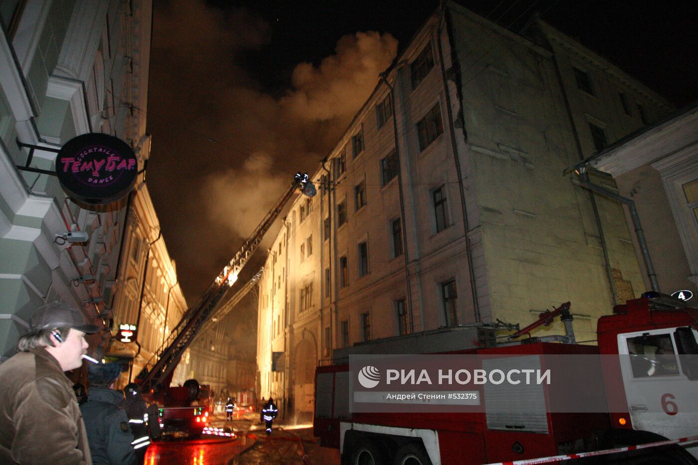 Крупный пожар в жилом доме старой постройки в центре Москвы
