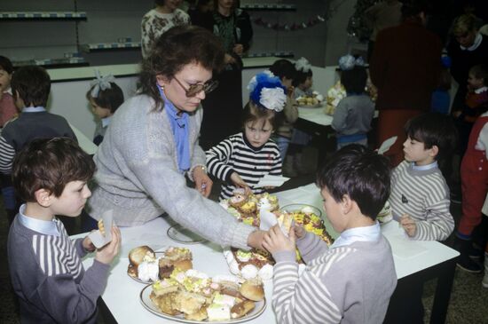 Праздничный сладкий стол для детей-сирот и инвалидов