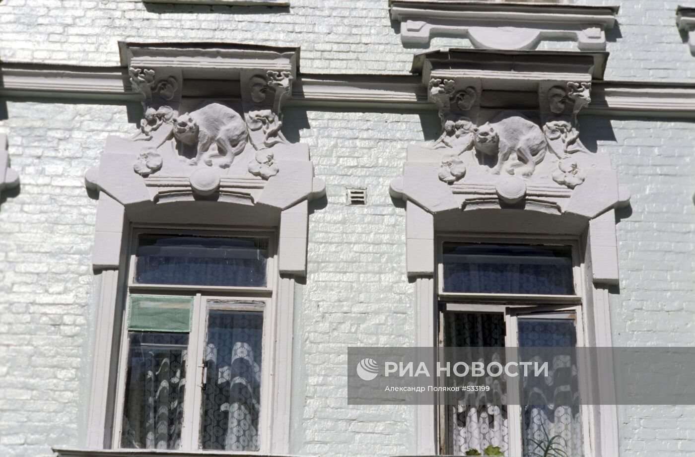 Фрагмент фасада и окон жилого дома
