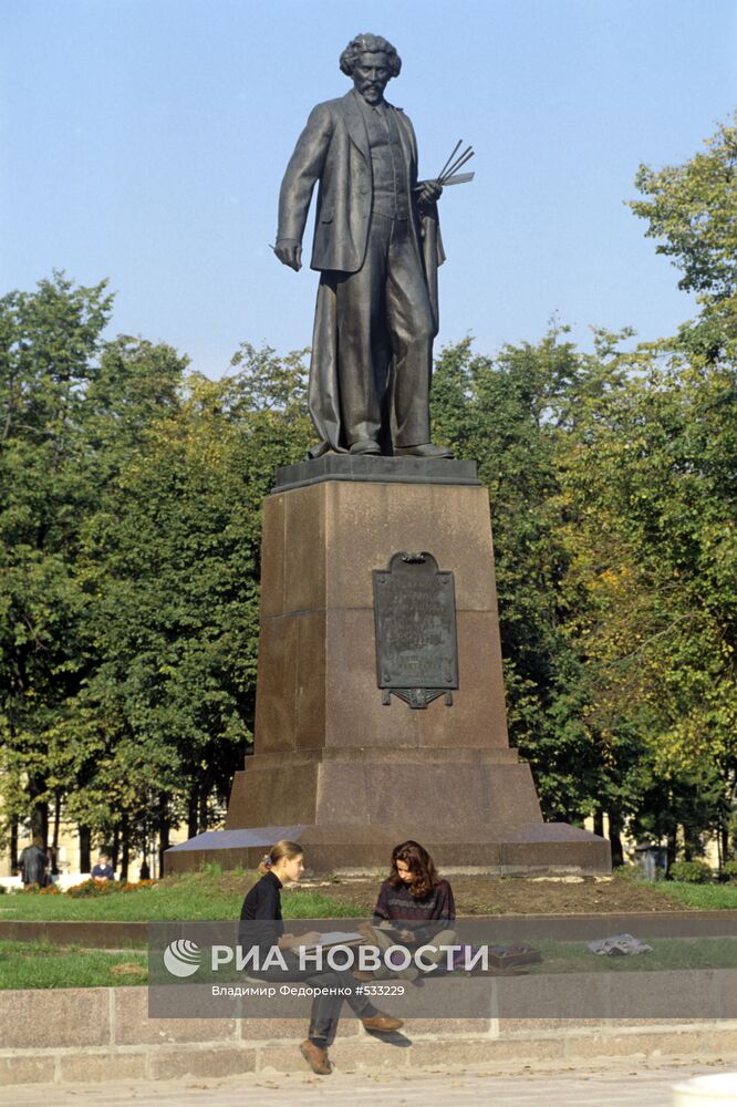 Памятник Илье Ефимовичу Репину