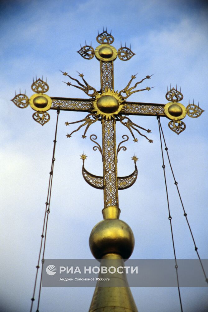Центральный кованый крест Знаменского собора