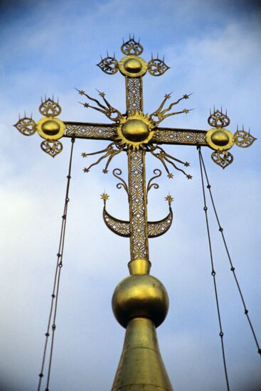 Центральный кованый крест Знаменского собора