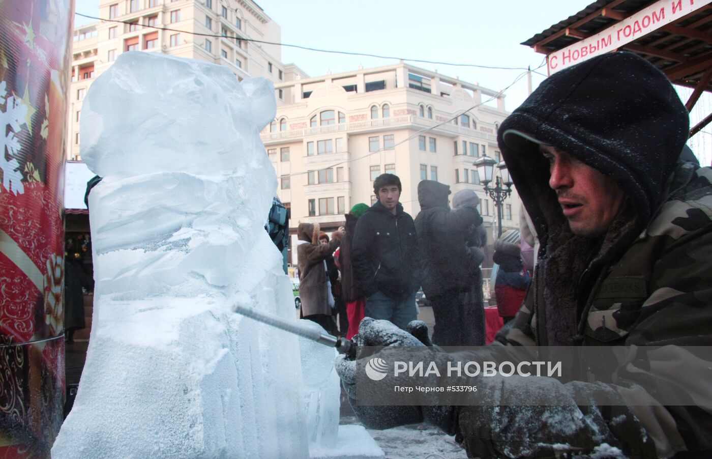 Чемпион мира в резьбе по льду москвич Сергей Заплатин