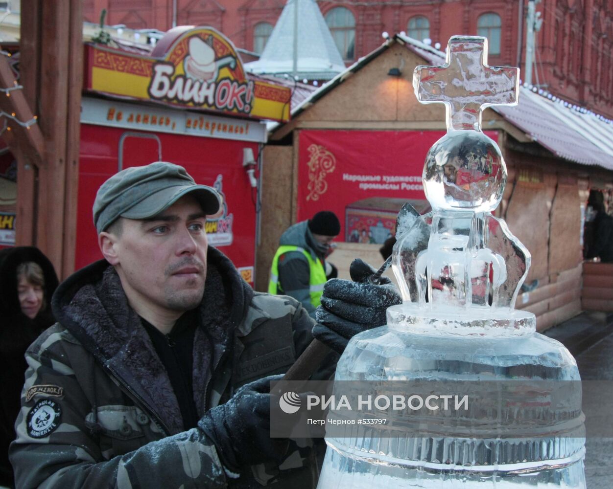 Чемпион мира в резьбе по льду москвич Сергей Заплатин