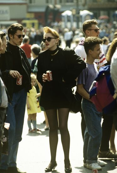 Молодежь в День Победы в центре Москвы