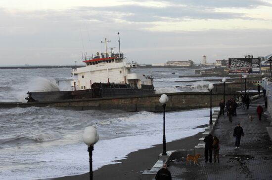 Молдавский сухогруз "Арас-1" выбросило на пляж в Сочи