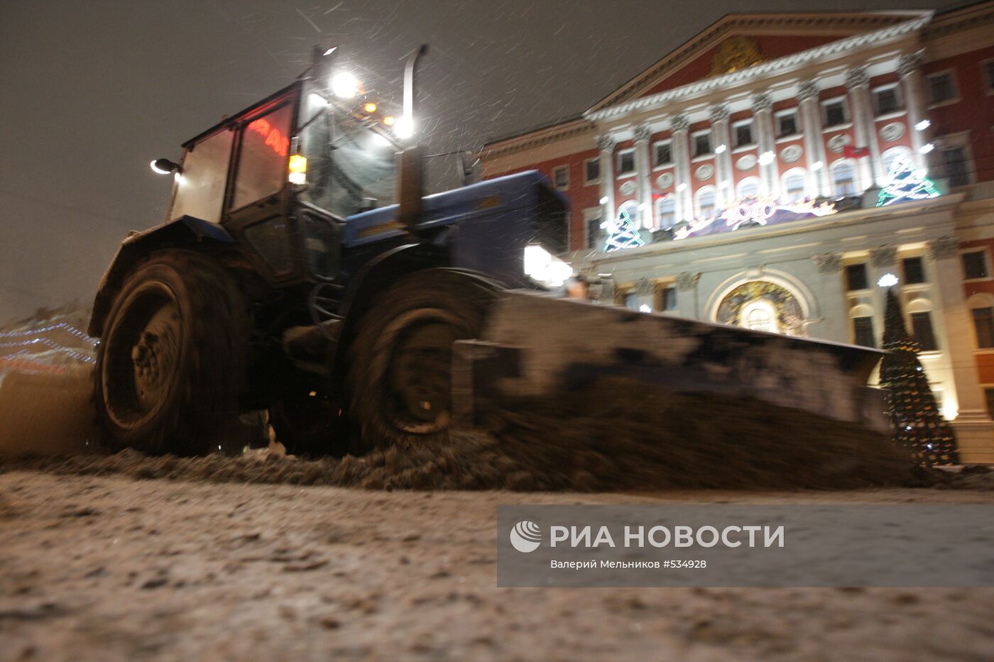 Уборка снега на Тверской улице