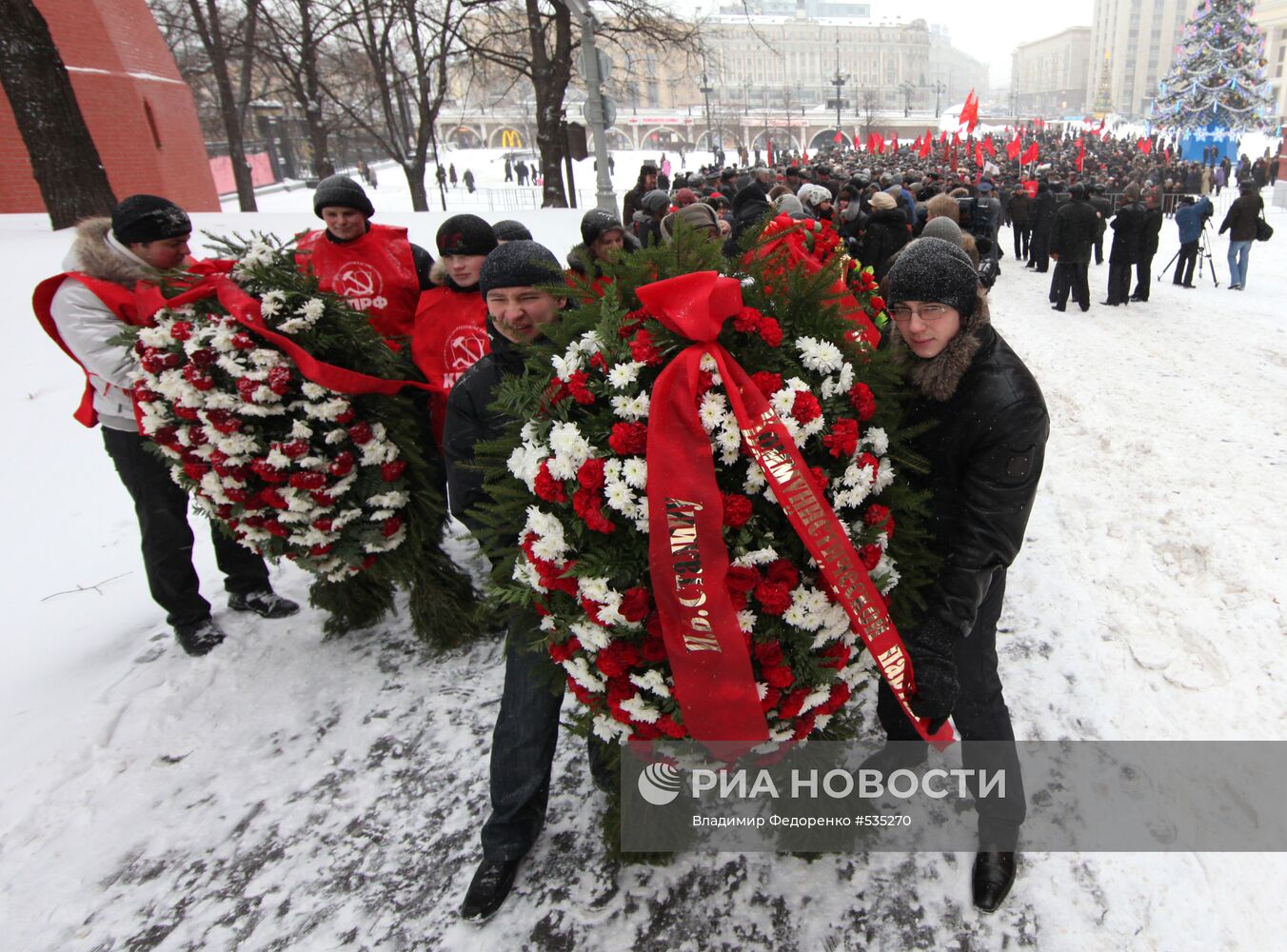 Возложение цветов к могиле И. Сталина у Кремлевской стены