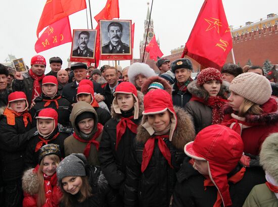 Возложение цветов к могиле И. Сталина у Кремлевской стены