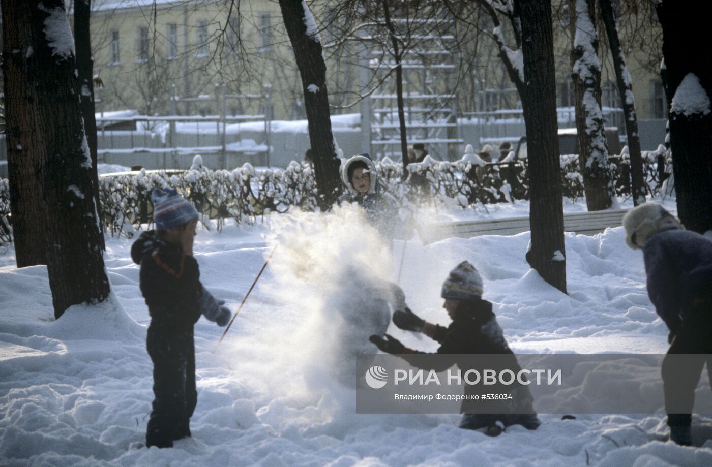 Дети играют в снегу
