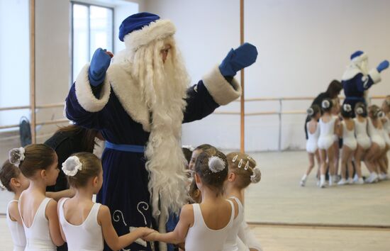 Праздничная сдача экзаменов в "Московской школе Деда Мороза"