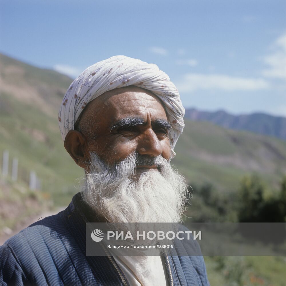 Старый таджикский. Таджик старик. Старики Таджикистана. Таджики старики бородатые. Ношение бороды в Таджикистане.