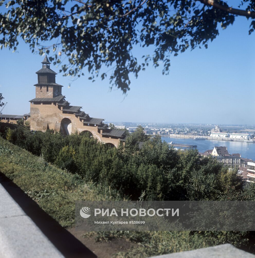 Вид на Новгородский кремль и реку Оку