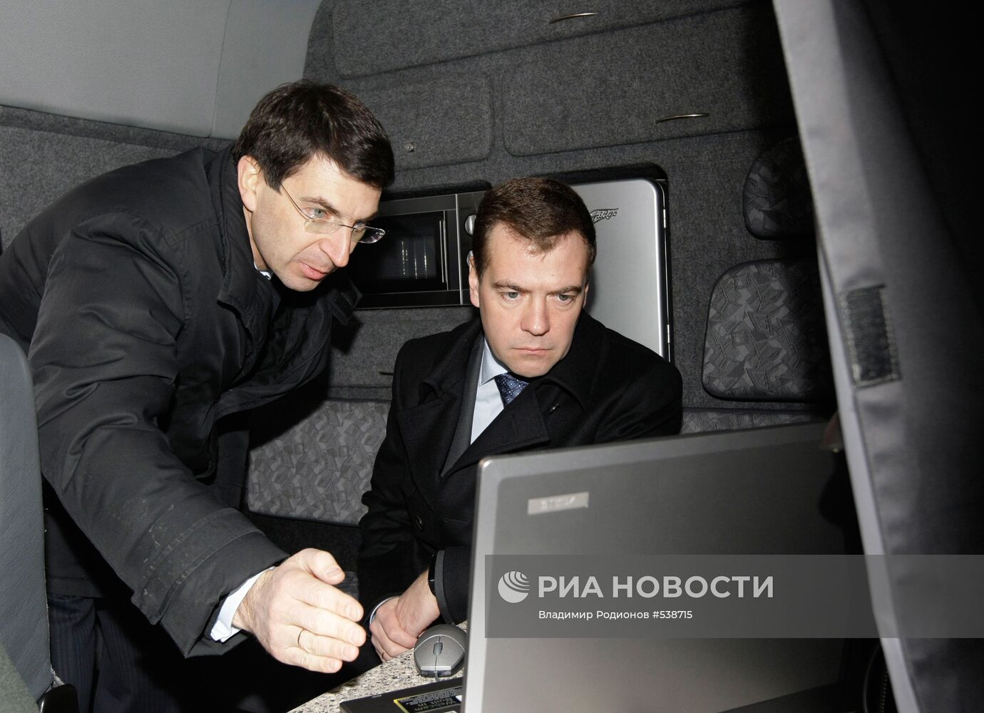 Д.Медведев ознакомился с работой мобильного пункта Роскомнадзора