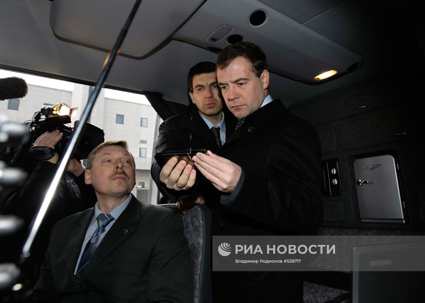 Д.Медведев ознакомился с работой мобильного пункта Роскомнадзора