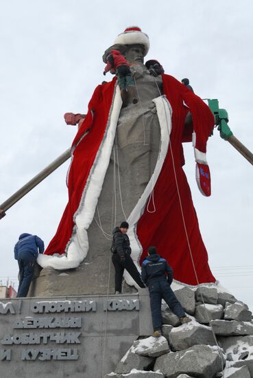 Монумент рабочего "Сказ об Урале" в костюме Деда Мороза