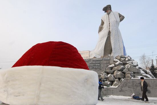 Монумент рабочего "Сказ об Урале" в костюме Деда Мороза