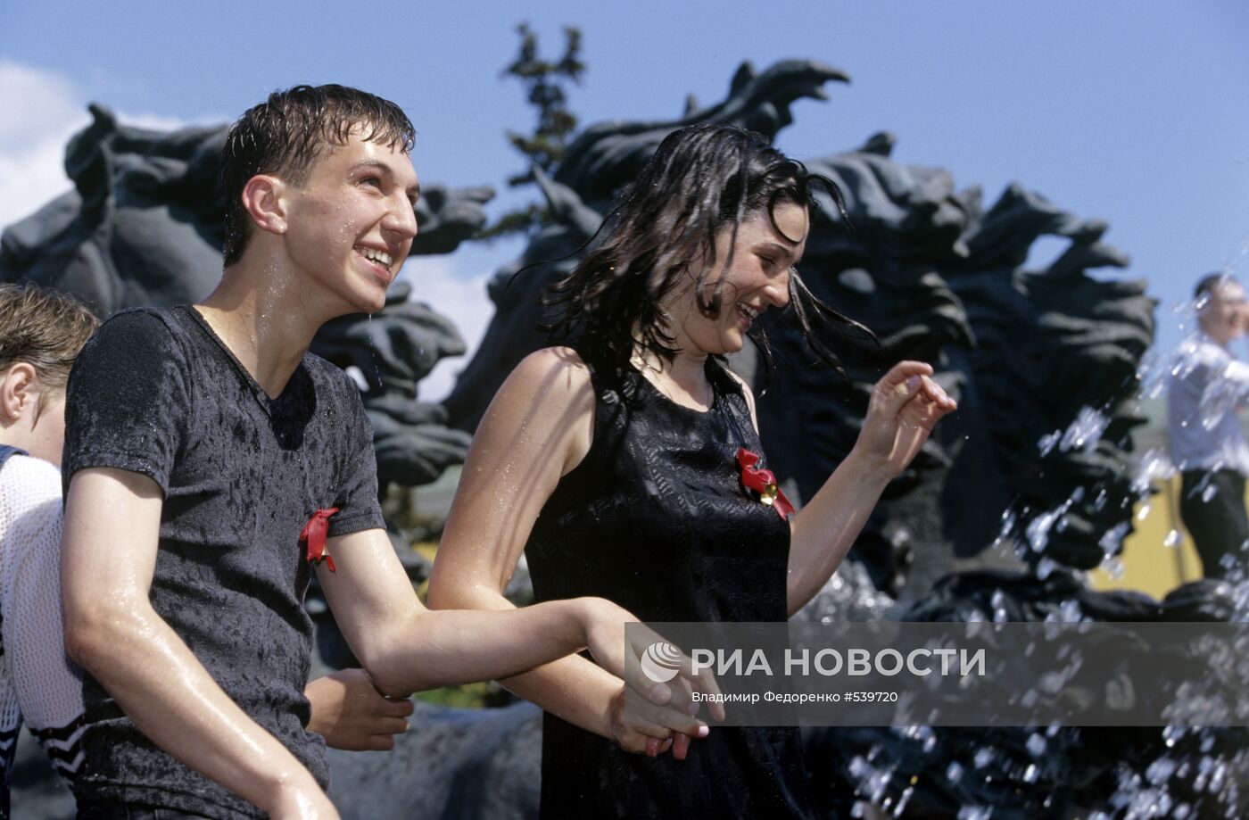 Юноша и девушка около фонтана