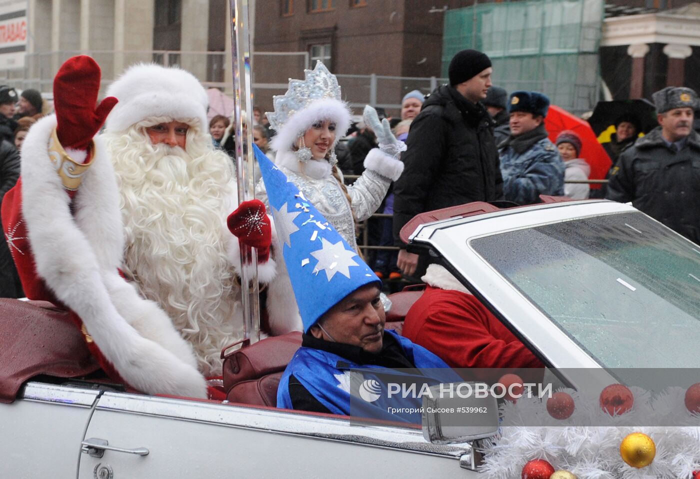 Встреча Деда Мороза на Манежной площади в Москве