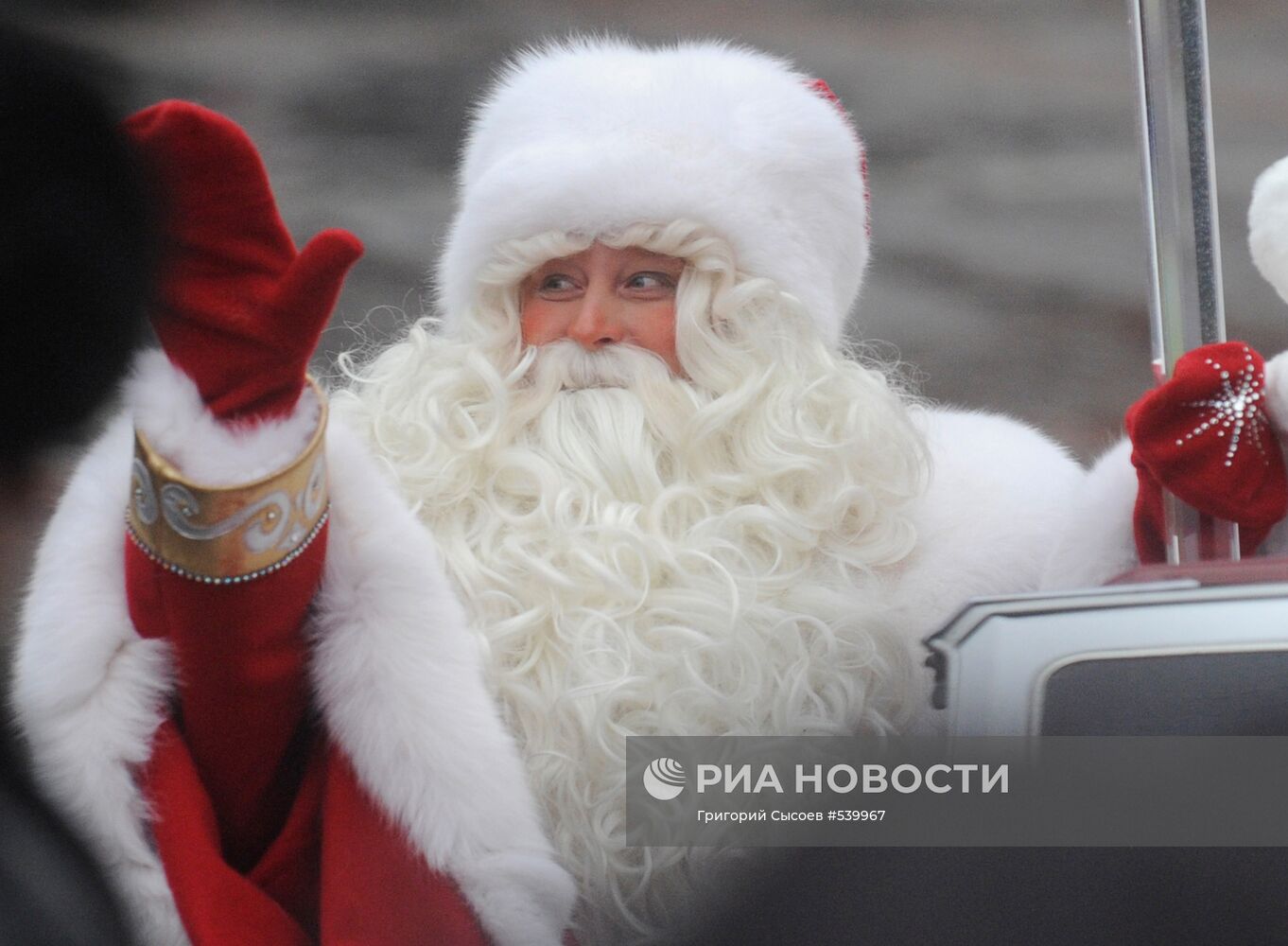 Дед Мороз прибыл из Великого Устюга на белом кабриолете