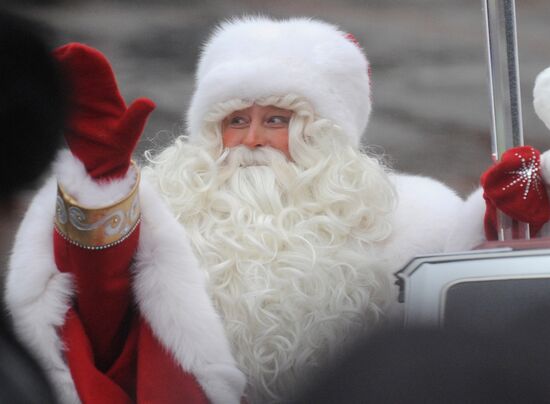 Дед Мороз прибыл из Великого Устюга на белом кабриолете