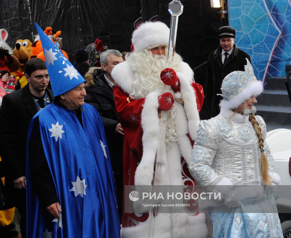 Встреча Деда Мороза на Манежной площади в Москве