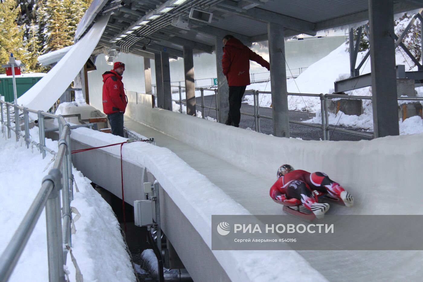 Посетители на стадионе Whistler Sliding Centre в Ванкувере | РИА Новости  Медиабанк