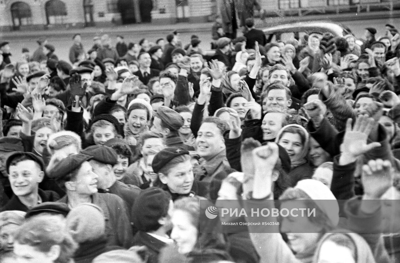 Москвичи на Красной площади в День Победы